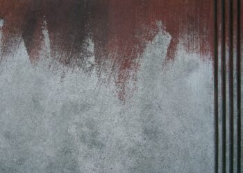 rudy beton pomalowany białą farbą