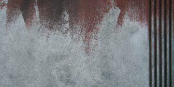 rudy beton pomalowany białą farbą