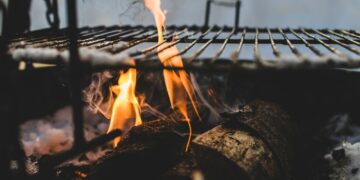 Jak przygotować grill murowany z wędzarnią