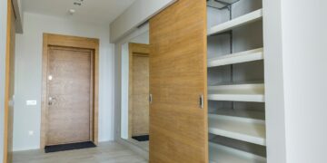 Jak samodzielnie wykonać drzwi przesuwne w domowej szafie