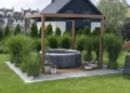 Wolnostojąca pergola tarasowa Lufel (3x3) w kolorze imitującym drewno (Woodlook) - dostępna na meblobranie.pl